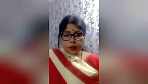 Desi bhabhi shows off her hairy ass in a solo video