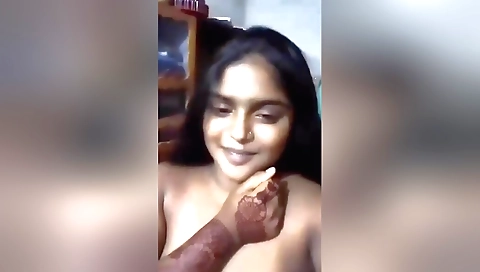 Busty brunette girl shows off her ass in amateur clip