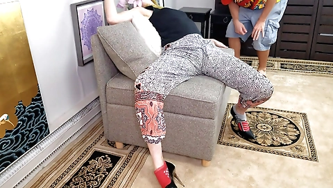 Sexy amateur female with a pretty face gets her pussy wet