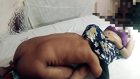 Hot Wife Ko Lahenga Pahena Kar Choda Bedroom Me Doggy Style