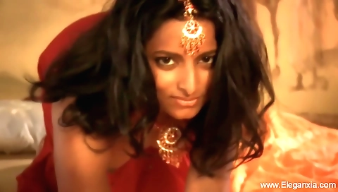 Slutty Indian lady takes some massage in her private place