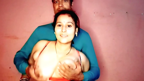 Indian girl with natural boobs dancing in amateur video