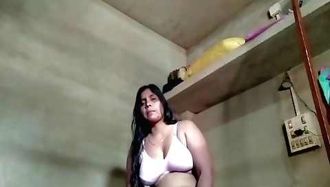Indian brunette shows off her beautiful body in solo video