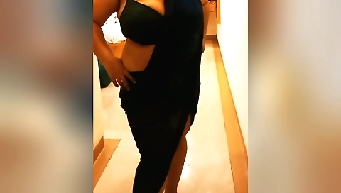 Indian big boobs chick is showing her in solo video