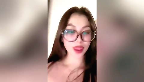 Solo masturbation video shows the woman squishing her pussy