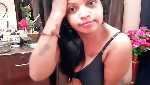 Indian babe showing her body and making a solo vid