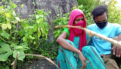 Amateur chick gets to cum while taking it inside her pussy