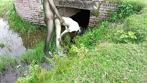 Indian brunette girl gets her pussy fucked outdoors