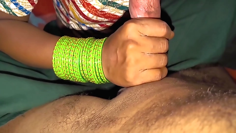 Indian cunt is getting creampie on the bed by her hubby