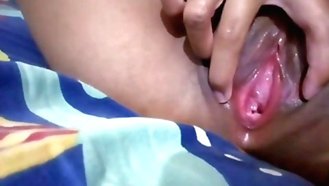 Indian babe likes fucking her pussy and ass in a homemade video