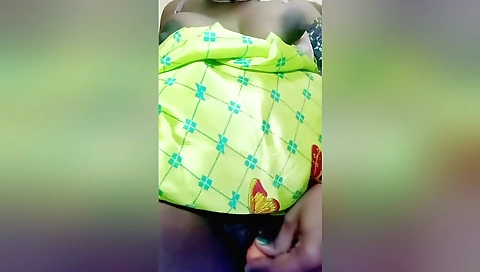 Indian amateur babe masturbates on a webcam on the cam