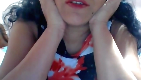 Amateur brunette milf enjoys her pussy on webcam video