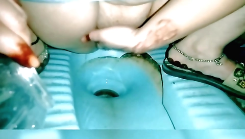 Indian showering girl pissing in toilet solo scene