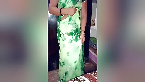 Sexy gunjan bhabhi wearing new saree and ready for fucking