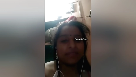 Bhabhi is doing a sexy homemade video clip with her body