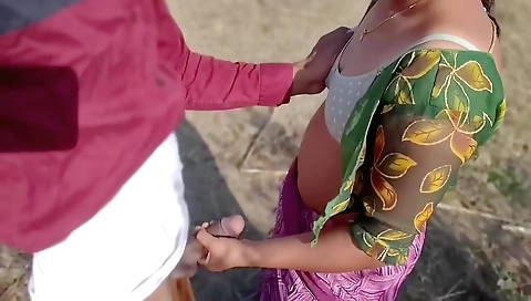 Indian babe gets a hot handjob by a hot sun on the beach