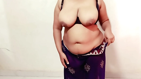 Brunette fucks in a solo video with her pussy on a bed