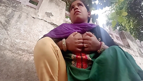 Bhabhi loves outdoor activities and pisses outdoors