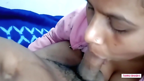 Bhabhi with a small ass is getting fucked in the morning