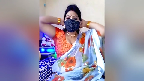 Bhabhi shows off her natural curves in her homemade solo video