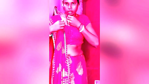 Indian woman shows off her body in a hot solo video