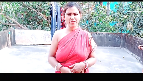 Homemade solo female video showing her outdoor sex