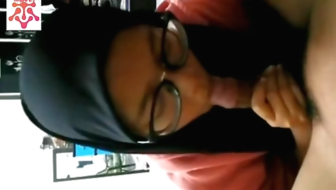 Amateur blowjob porn with a hot brunette in a white hijab